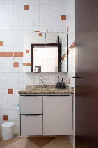 a bathroom with a sink and a mirror at Casa de Campo c 4 Suites AC Wi-Fi em Sao Roque in Mairinque