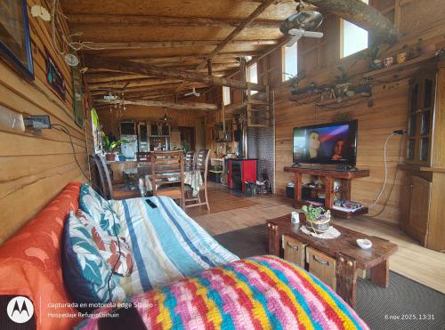 TV a/nebo společenská místnost v ubytování Hospedaje Familiar Refugio Coihuin