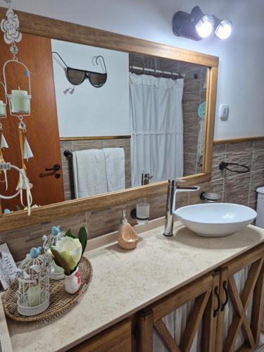 Nel's Casa Hostel A 15 minutos de Aeropuerto Ezeiza في مونتي غراندي: حمام مع حوض ومرآة كبيرة