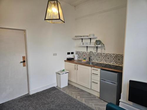 Kuchyň nebo kuchyňský kout v ubytování Ground Floor 1 BDR Flat in Norwood near Station