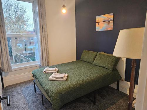 Posezení v ubytování Ground Floor 1 BDR Flat in Norwood near Station