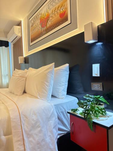 een hotelkamer met een bed en een tafel met een plant bij City Tower Hotel in Lima