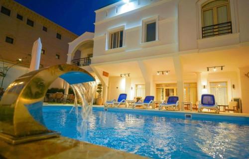 Бассейн в Winter Palace Malek Hotel или поблизости