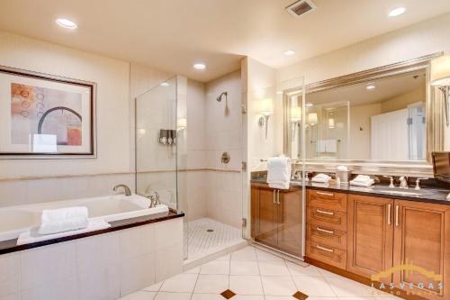 Ένα μπάνιο στο MGM Signature-38-615 Strip View Balcony Studio