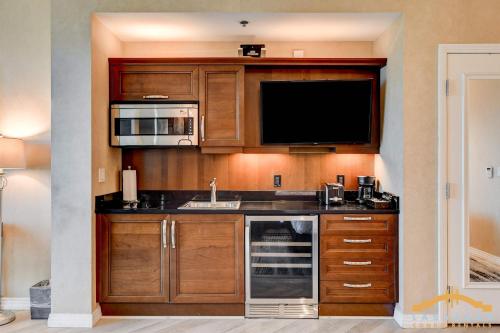 Η κουζίνα ή μικρή κουζίνα στο MGM Signature-38-615 Strip View Balcony Studio