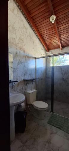 a bathroom with a toilet and a sink at Casa de Bonito in Bonito