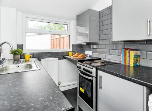 Køkken eller tekøkken på Loughborough Avenue Guesthouse