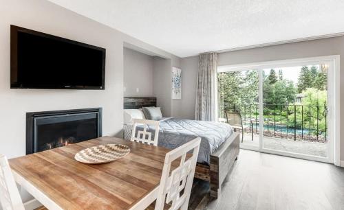 Μια τηλεόραση ή/και κέντρο ψυχαγωγίας στο Pet friendly studio on the Deschutes with balcony