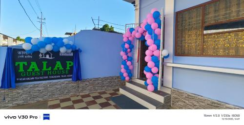 un montón de globos delante de un edificio en Talap Guest House, 