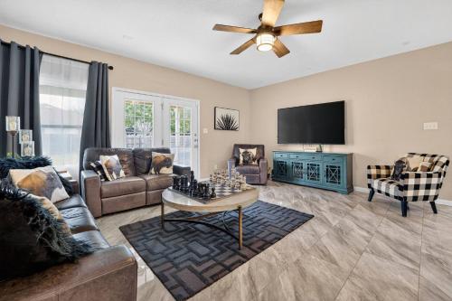 TV a/nebo společenská místnost v ubytování Spacious 5BR *River Float *Pool *Fire Pit *