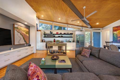 Et opholdsområde på Happenstance Vineyards King Rooms