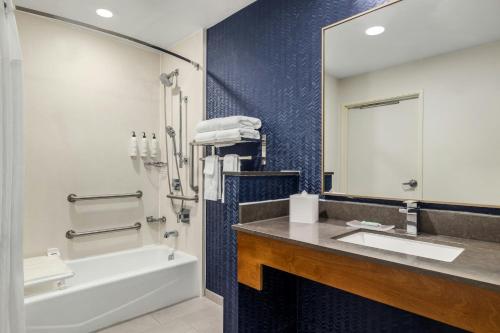 Un baño de Fairfield by Marriott Inn & Suites San Antonio Medical Center
