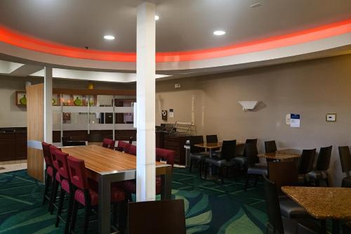 El área de trabajo o centro de convenciones de Best Western Hesperia-Victorville Suites