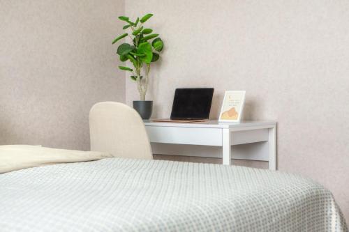 Ένα ή περισσότερα κρεβάτια σε δωμάτιο στο Quiet & Stylish, near Center penthouse - Free coffee, Netflix & much more - GrandStay md