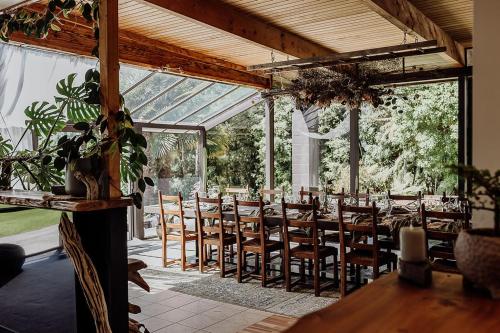 Un restaurant sau alt loc unde se poate mânca la Enchanted - West Coast Private Wonderland