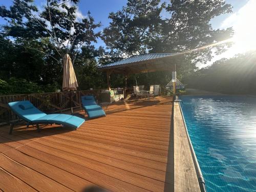 Hồ bơi trong/gần Howler House over the River