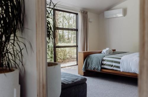 Un pat sau paturi într-o cameră la Enchanted - West Coast Private Wonderland