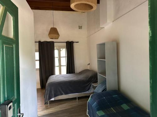 Un dormitorio con una cama y una ventana en Tindet, en Playa Hermosa