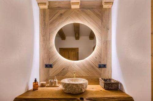 une salle de bain avec un lavabo en pierre et un miroir dans l'établissement Treestudio Apartment, à Lipí