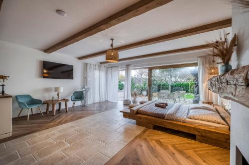 une chambre avec un grand lit et une grande fenêtre dans l'établissement Treestudio Apartment, à Lipí