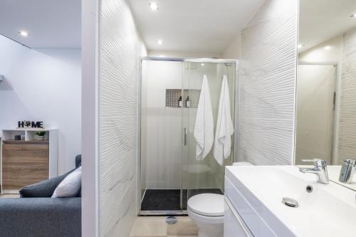 ein Badezimmer mit Dusche, Toilette und Waschbecken in der Unterkunft Lapa 4 House in Porto