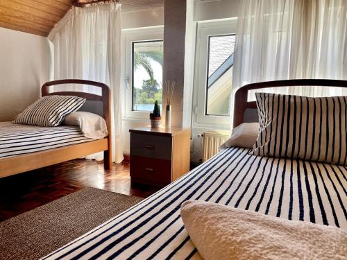 een slaapkamer met twee bedden en een raam bij Waves Sound Surf House Completo in Santoña