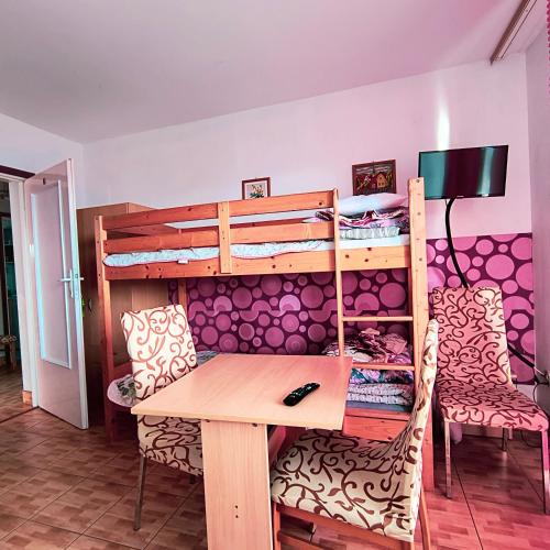 a room with a desk and a bunk bed at Tanie Noclegi Krysia Falsztyn in Falsztyn