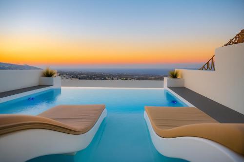 Bazén v ubytování Salida Del Sol Santorini nebo v jeho okolí