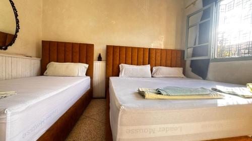 duas camas lado a lado em um quarto em Les appartements de la Koutoubia em Marraquexe