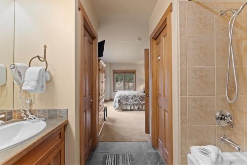 ein Badezimmer mit Badewanne, Waschbecken und Dusche in der Unterkunft Red Hawk Lodge 2204 in Keystone