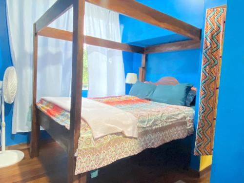 Giường trong phòng chung tại Howler House over the River