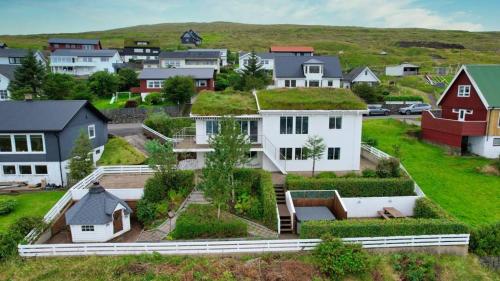 Exclusive Modern Villa with Panoramic Views في Vestmanna: نموذج لمنزل ذي أسقف عشبية