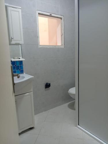 Ένα μπάνιο στο Appartement Spacieux et Lumineux à Tilila