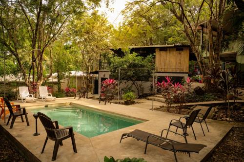 Bazén v ubytování Casa Pura Vida Surf Hostel - Tamarindo Costa Rica nebo v jeho okolí