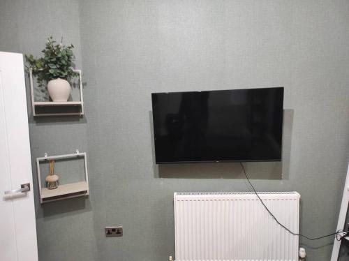 een flatscreen-tv die aan de muur hangt bij Relax Graza of Marsel in Cambridge