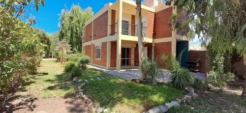 El Encuentro في لاس غروتاس: منزل من الطوب وامامه ساحة