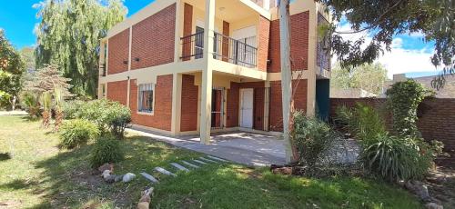 El Encuentro في لاس غروتاس: منزل من الطوب كبير مع ساحة أمامه