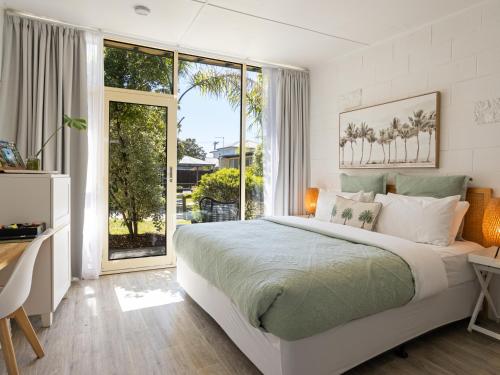 Postel nebo postele na pokoji v ubytování Peninsula Beach Motel