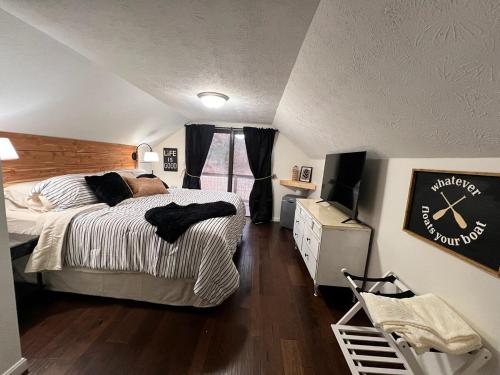 een slaapkamer met een bed en een televisie. bij Panoramic Point--PERFECT views of Rough River in Falls of Rough