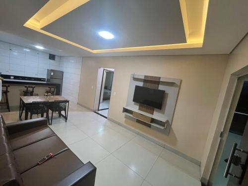 Μια τηλεόραση ή/και κέντρο ψυχαγωγίας στο Essenza Loft