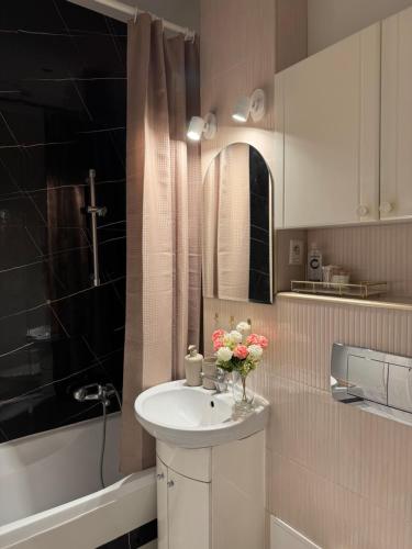 Et badeværelse på Spacious 2 bedroom Apartment in Warsaw Centre, Fast Wi-Fi, Self Check In, Family & Work Friendly