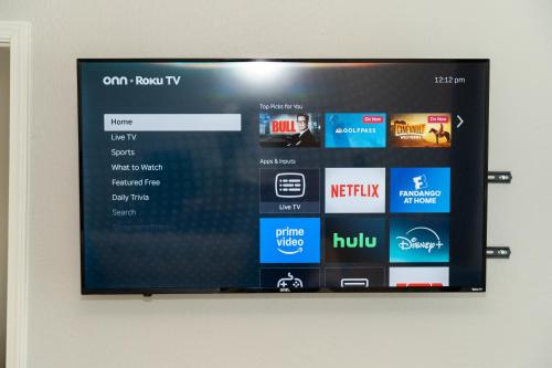 TV a/nebo společenská místnost v ubytování Hook Em Horns! 12 mins to Downtown Austin