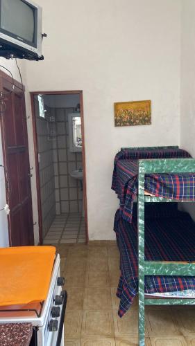 een kamer met twee stapelbedden en een badkamer bij Complejo Las Tonas in Las Toninas