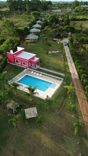 an overhead view of a swimming pool in front of a house at Cabañas La Soñada in Chajarí