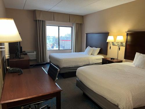 Кровать или кровати в номере Days Inn by Wyndham Duluth Lakewalk