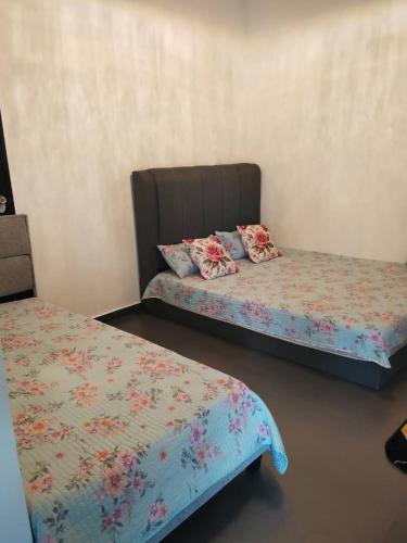 Ένα ή περισσότερα κρεβάτια σε δωμάτιο στο 4X4 HOMESTAY & KOPITIAM