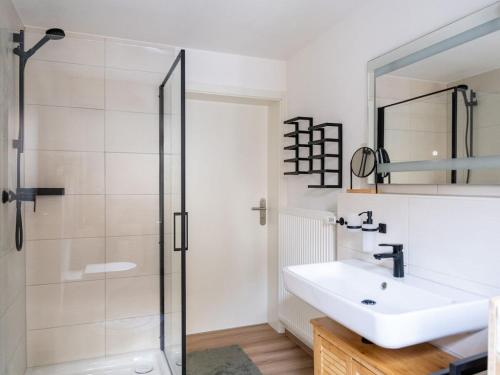 Holiday home Ahorn ground floor في Weilerswist: حمام مع حوض ودش