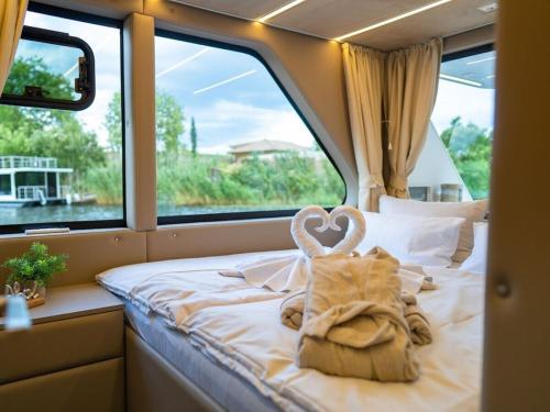 Postel nebo postele na pokoji v ubytování Harbor Suite Templin