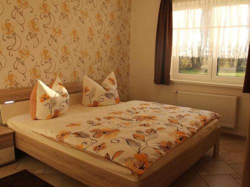 Holiday home in Schaprode with barbecue في Charlottendorf: غرفة نوم مع سرير كبير