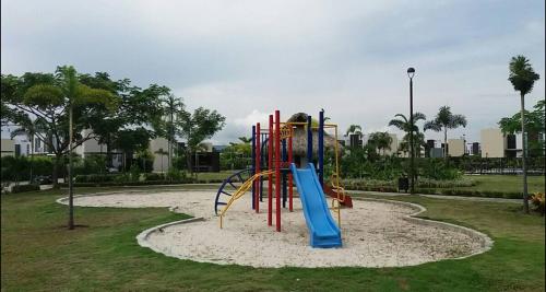 A área de jogos para crianças em Casa moderna con piscina privada Cabo Verde praia